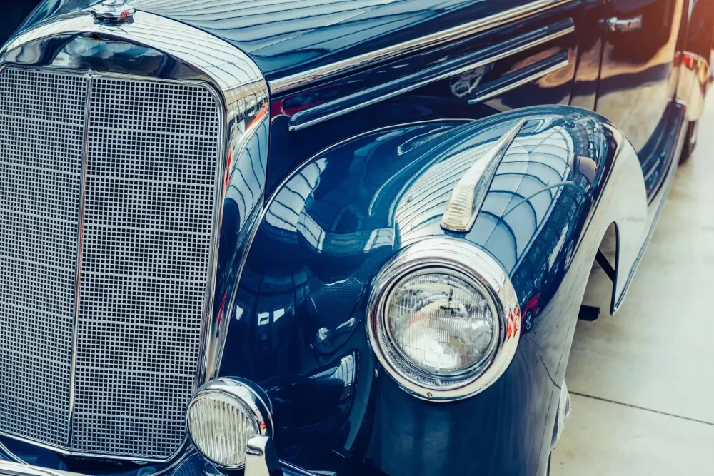Voiture ancienne près de Bédarrides
